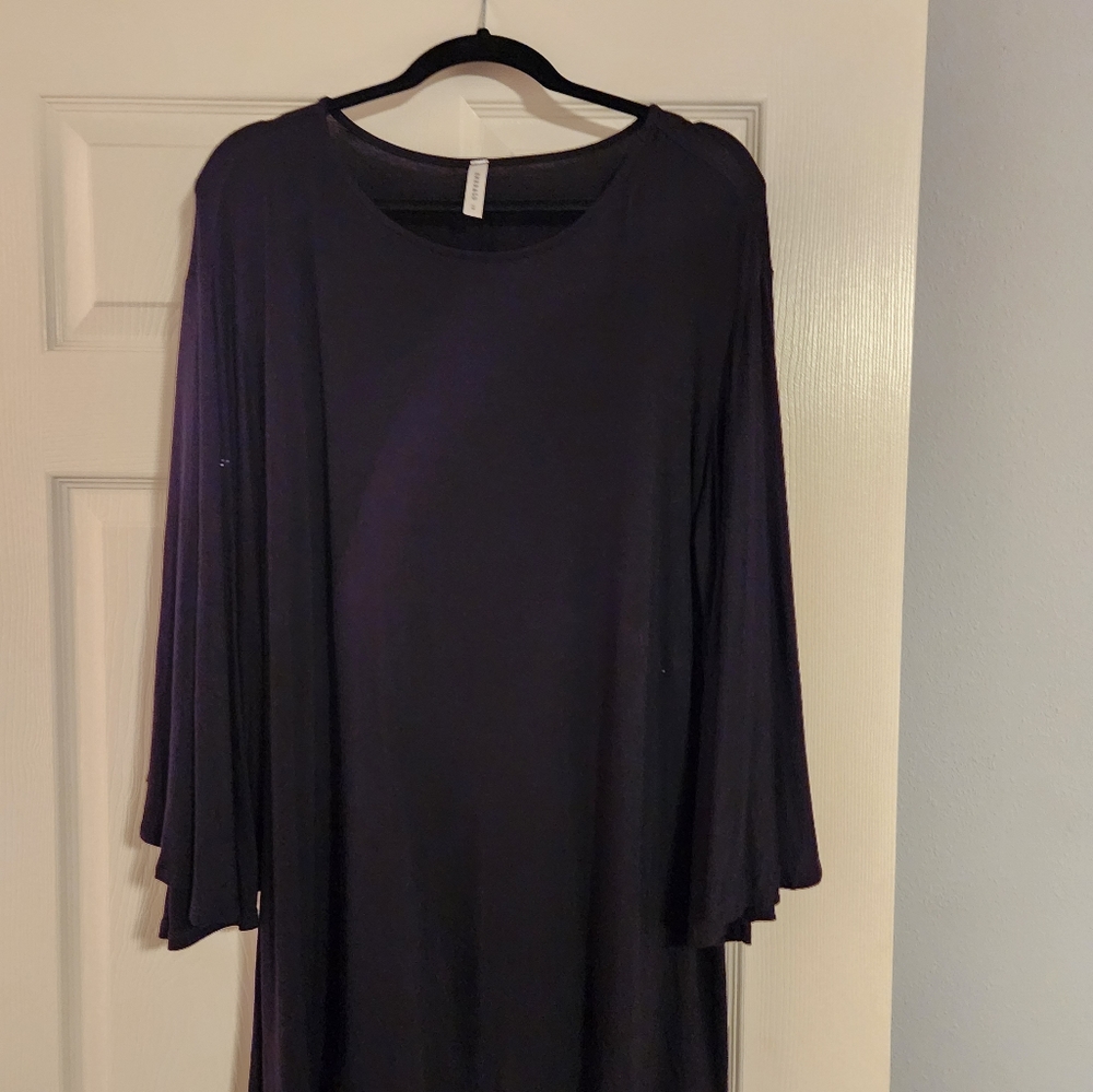 Black top, 2x, worn once, super soft, beautiful sleeves, bought from Chic Soul.